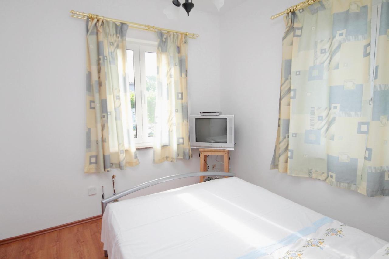 Apartment Njivice 5458D Kültér fotó